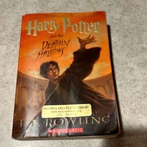 Harry Potter & The Deathly Hallows . Softcover Book